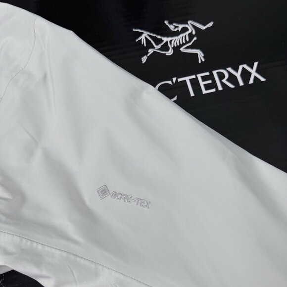 The ARC'TERYX BETA LT GOER-TXE is marked as a men's size, but it also fits women - Picture 4 of 9